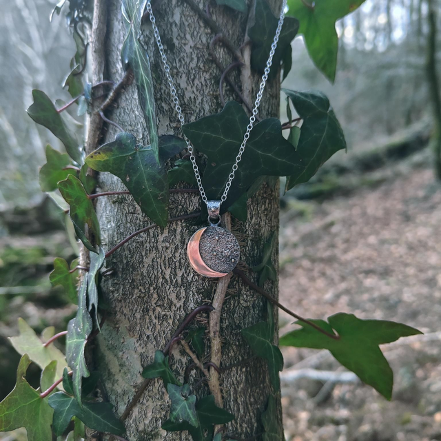 Pendentif Lune en Argent avec Graines d&#039;Or 18 Carats 