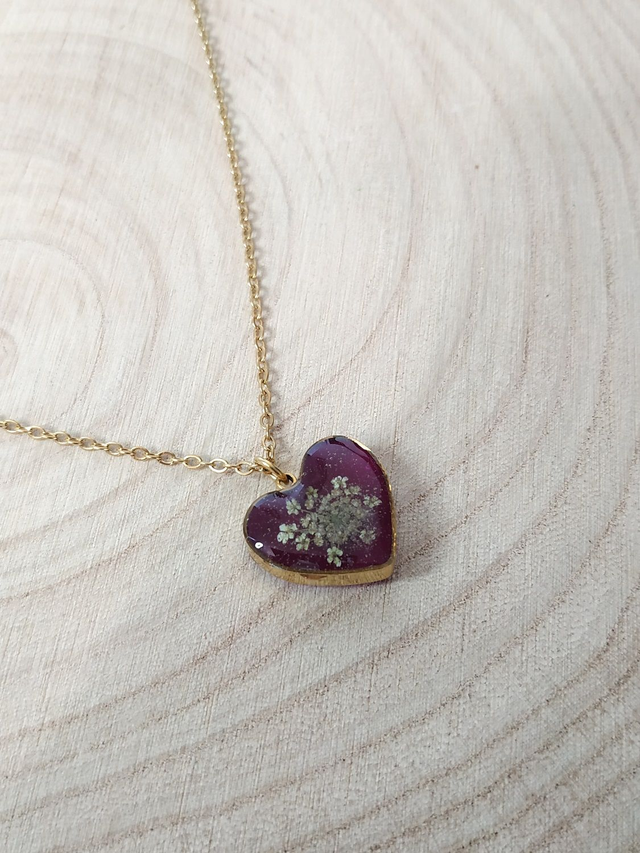 Collier doré au cœur rouge fleuri