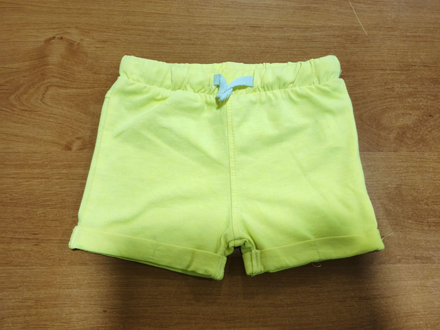 Short jaune en 9 mois
