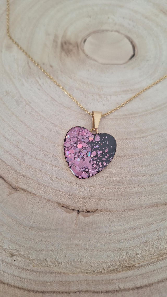 Collier doré cabochon cœur noir/paillettes roses