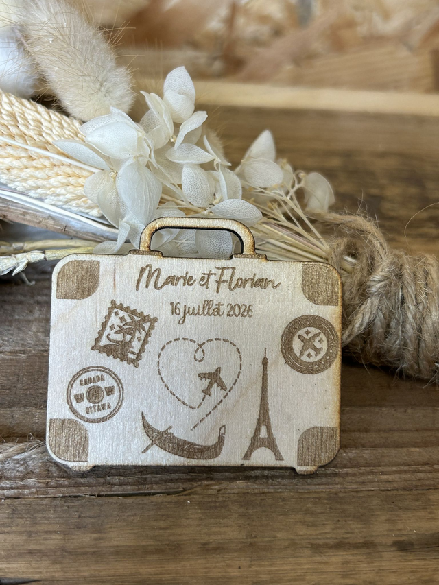 Porte clé ou magnet en bois valise Souvenirs de voyage