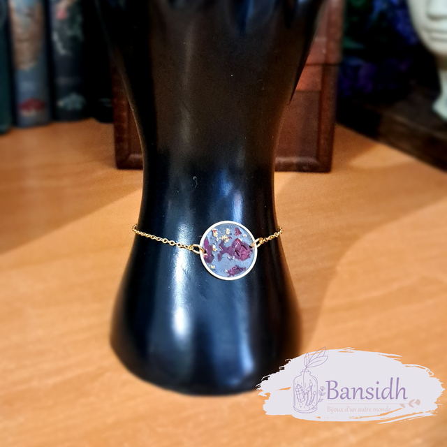 Bracelet médaille paillettes dorées et pétale de rose