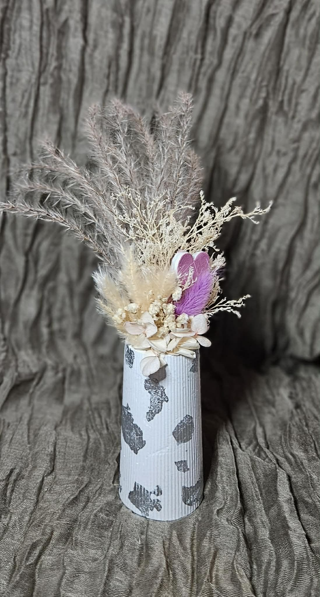 Vase avec fleurs sèches