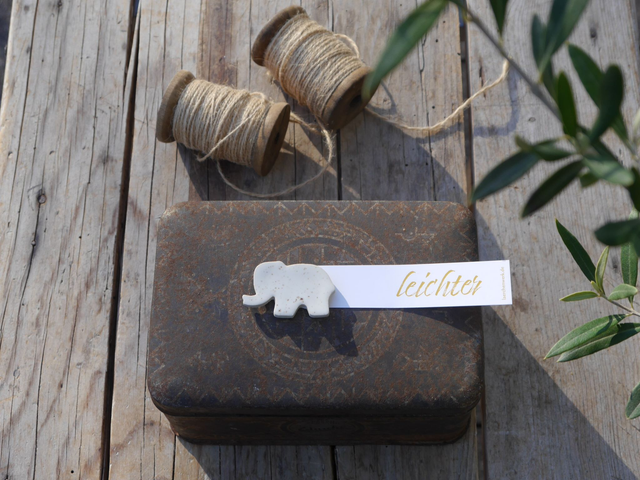 Elefant mit Magnet und Banderole