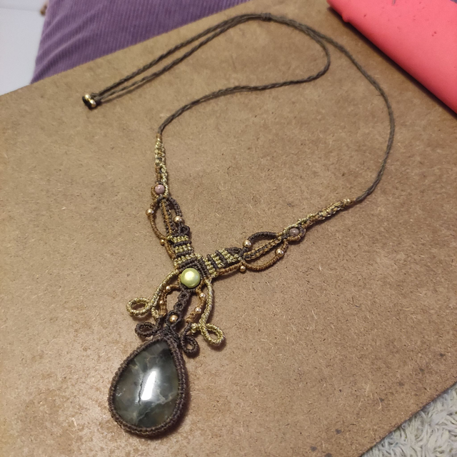 Collier kaki et doré avec préhnite rutile