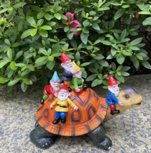 Tuinbeeld schildpad met tuinkabouters (16x13cm)