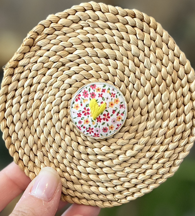 Pin’s coeur jaune (fleuri)