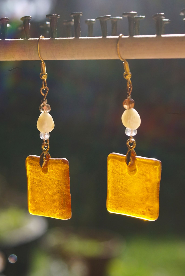 Boucles d&#039;oreilles en verre brun caramel dépoli.