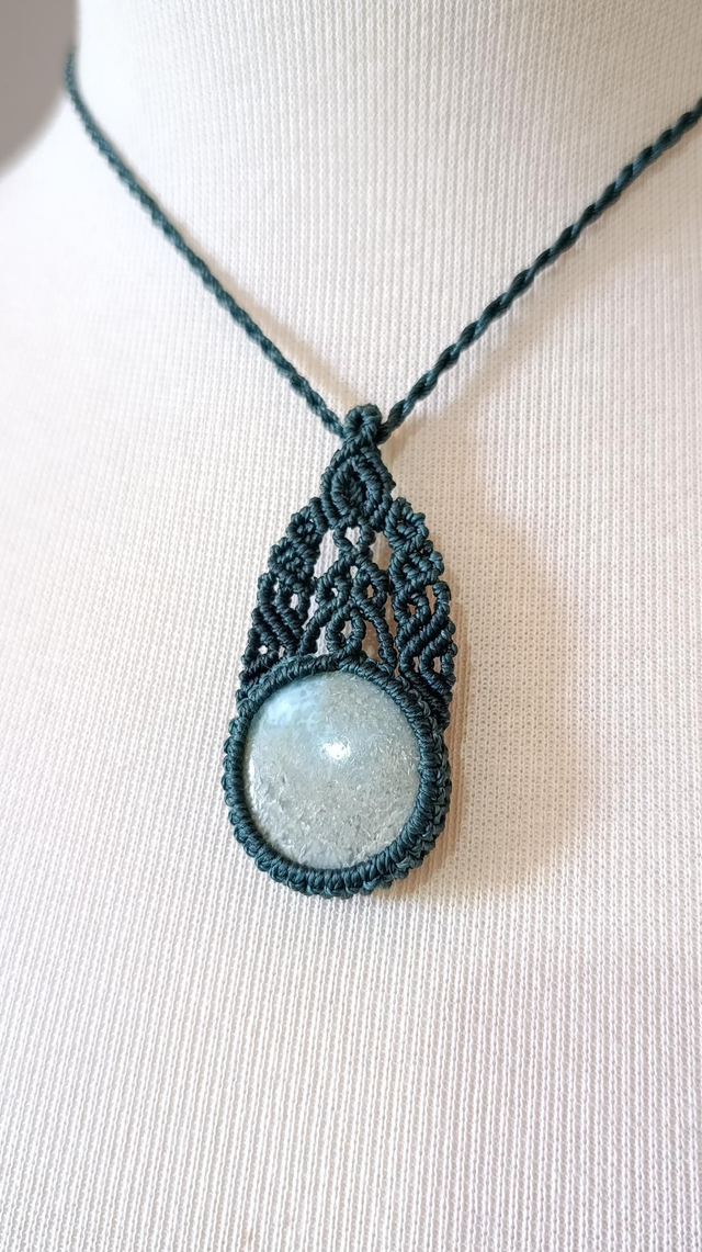 Colar de macramê com pingente de larimar