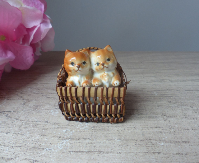 Panier deux petits chats roux figurines miniatures vintage décoration fait main rotin osier, duo mignons chatons, collection chats, cadeau