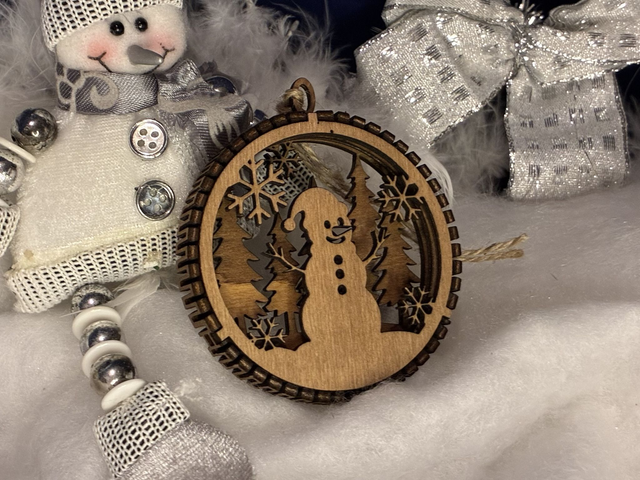 Boules de Noël en bois finition noyer multicouche – Scènes hivernales (10 modèles au choix)