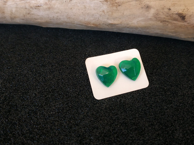 Boucles d'oreilles clous cœur émeraude