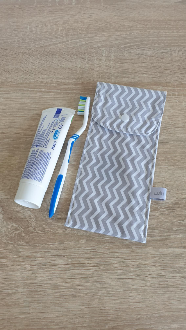Etui à couverts ou brosse à dents imperméable zig zag