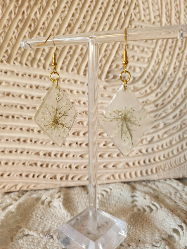 Boucles d'oreilles fleurs blanches résine 