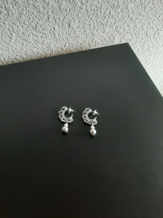 Boucle d&#039;oreilles créole croissant gris - argenté en perle rocaille		