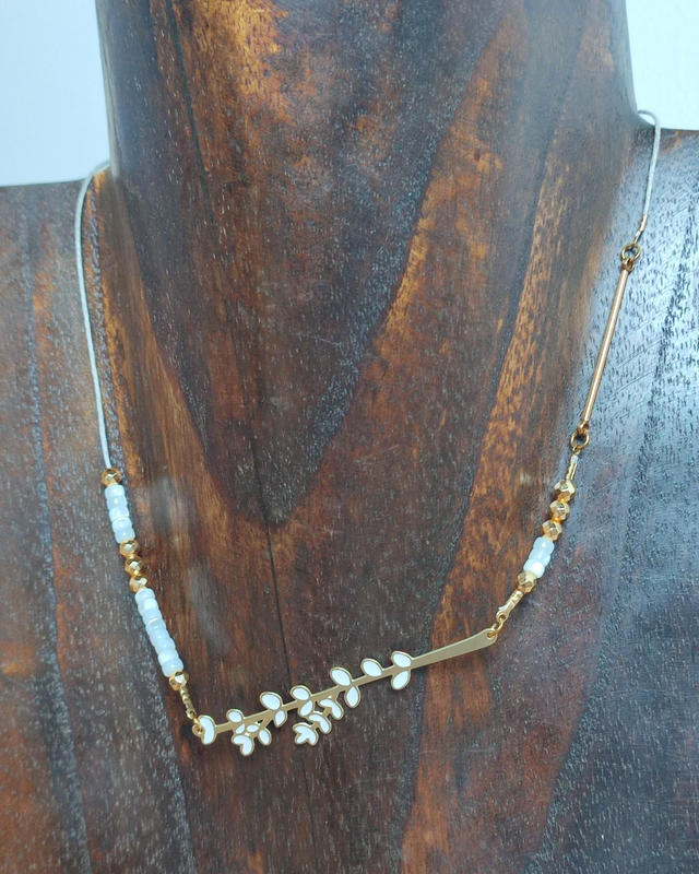 Z- Collier feuille blanche et nacre,ras du cou - pièce unique monté sur fil de lin réglable avec chaîne d&#039;extension dorée, pièce unique 