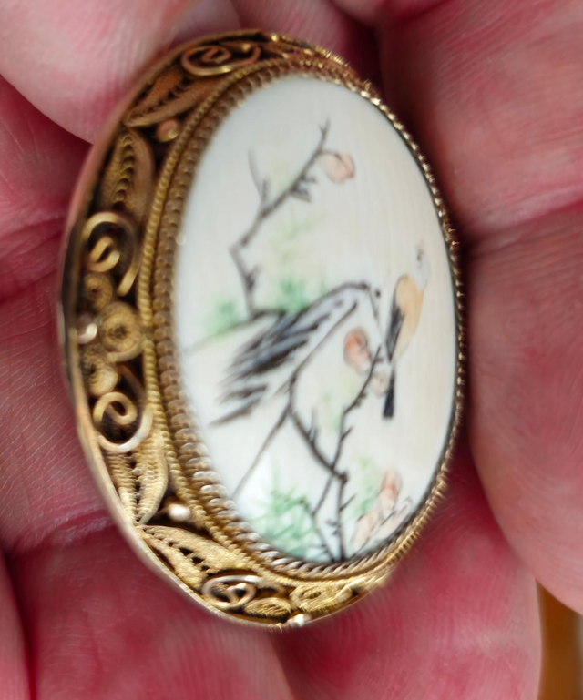 Élégante broche en argent plaqué or décor miniature