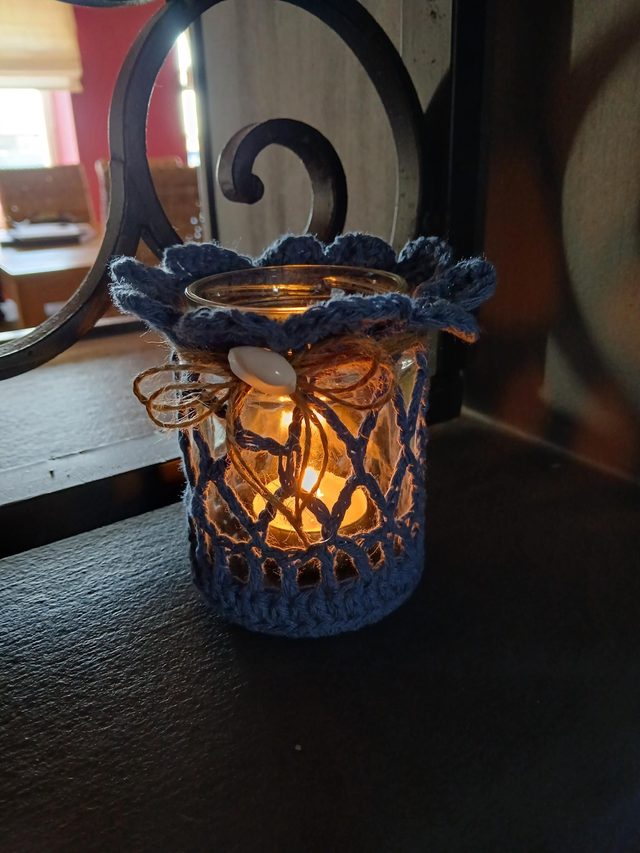 Photophore en verre habillé au crochet et breloques – décoration artisanale bohème chic