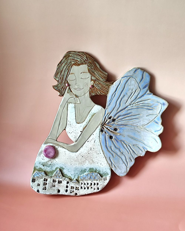 Duża wróżka z domkami na sukience