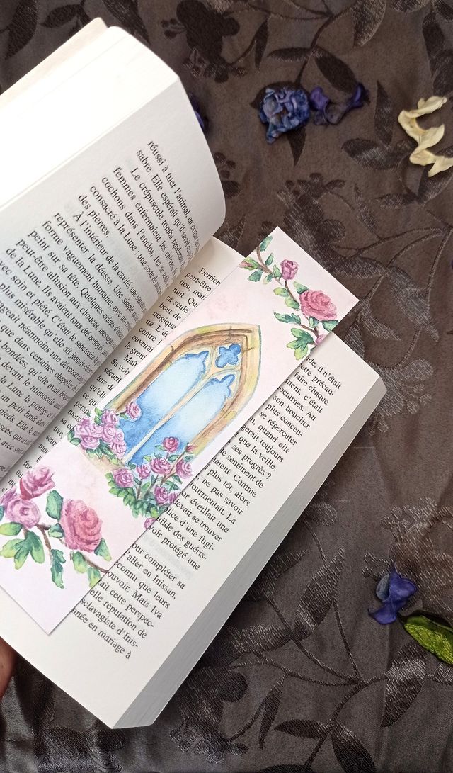 Marque-page gothique aux roses – Papeterie artisanale fantasy