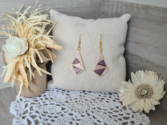 Boucles d&#039;oreilles Dorées violettes et roses géométrique Légères Et Hypoallergénique