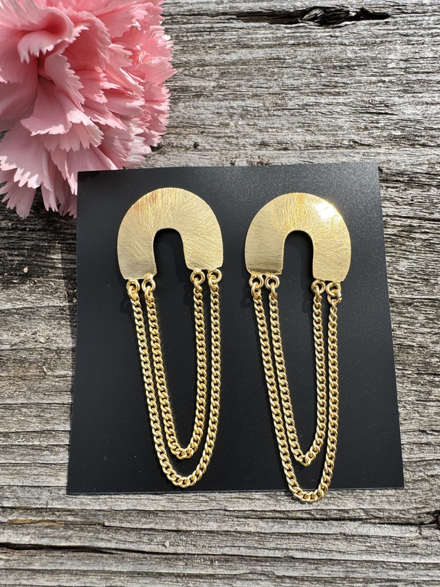 Matte brass earring with wire detailing 