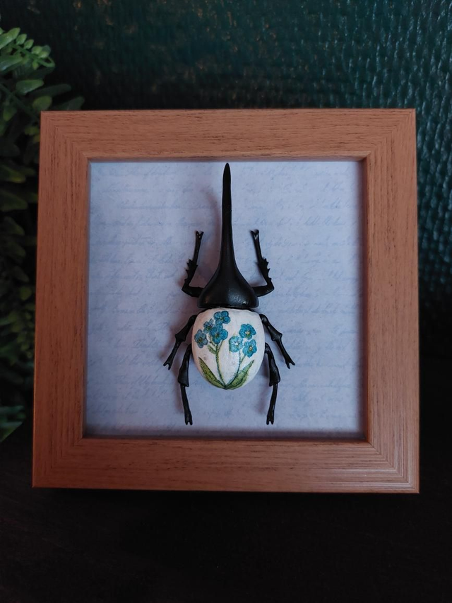 Cadre bleu avec un scarabée en résine 