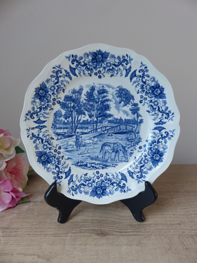Assiette décorative en porcelaine Derby Sarreguemines – Scène champêtre bleue avec berger, moutons, chevaux, rivière et bordure florale