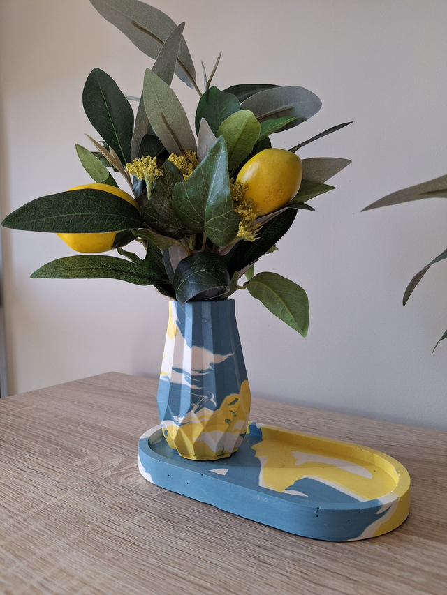 Vase à facettes avec fleurs intemporelles