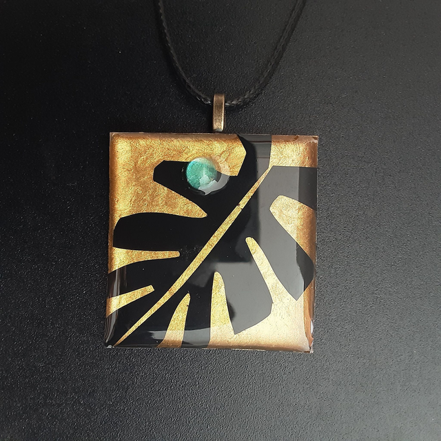 Pendentif grand carré collection Elégance fond or motif feuille noir et cabochon vert d&#039;eau