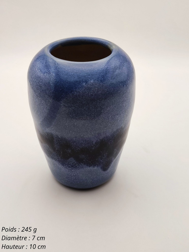 Vase bleu en grès de Saint-Amand.