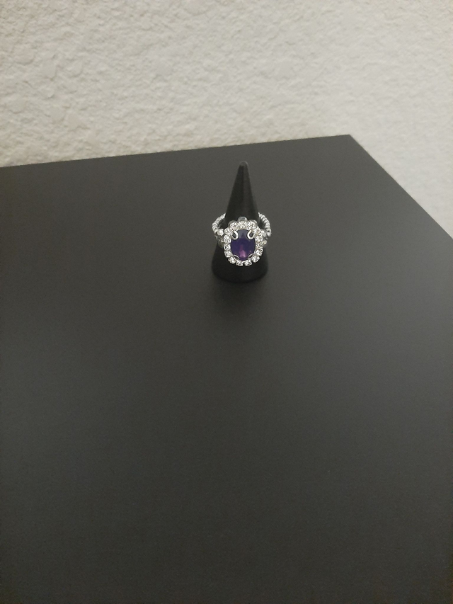 bague imite  ametyste et strass en perle cristal argenté		