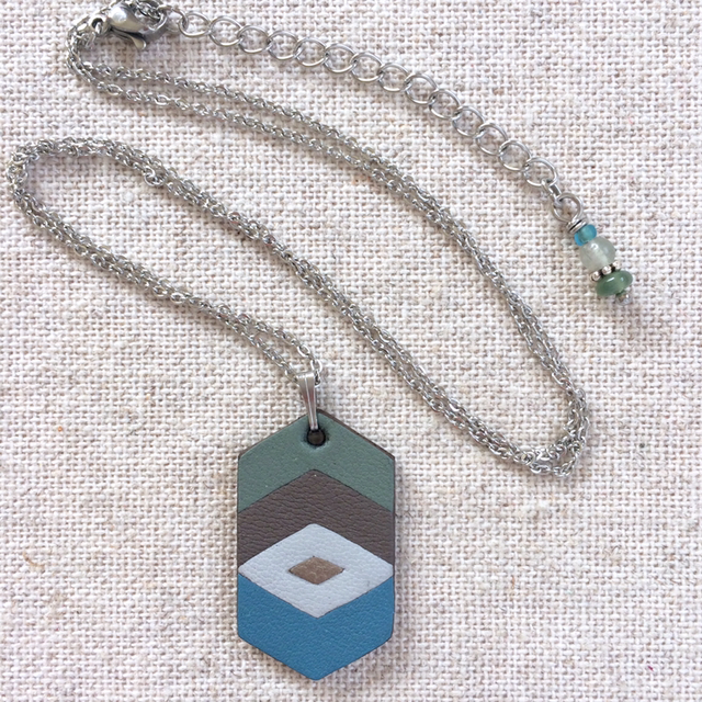 Collier "Arioso" argenté, cuir gris vert, taupe, gris perle, bronze et bleu céruléen