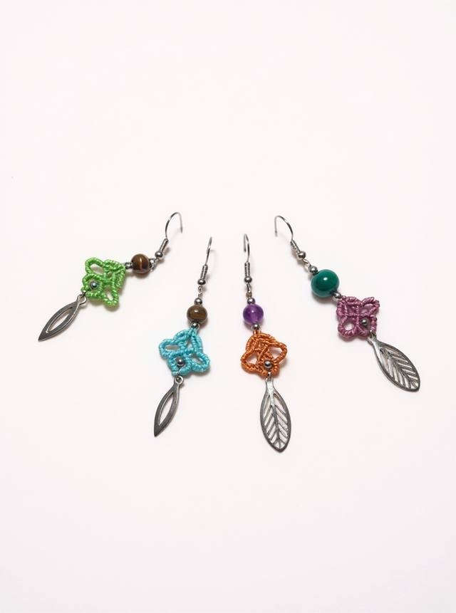 Boucles d’oreille feuille en micro-macramé