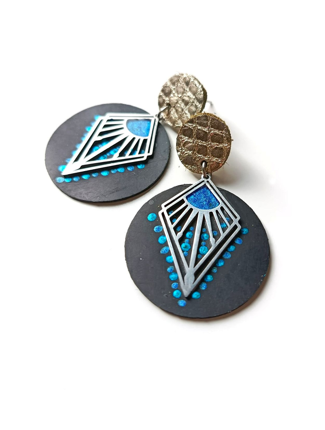  Prêtresse de la Tèrra Nòira - Chambre à air de tracteur Peinte et Résinée - Flèche Sacrée 