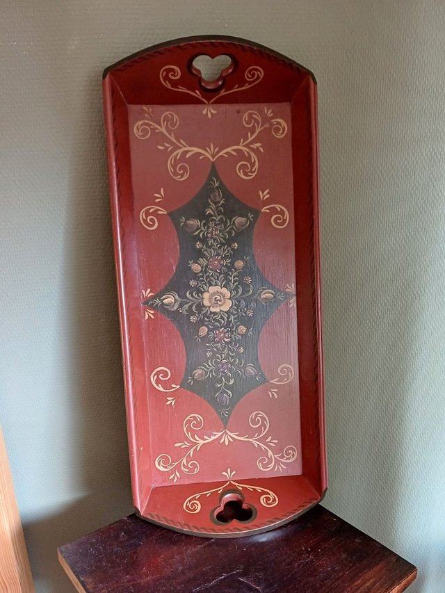 Hindeloopen | Handbeschilderd Dienblad Serveerblad Oud hollandse volkskunst (afmetingen 58,0 cm x 25,5 cm x 8,0 cm) Steenrood | Vintage