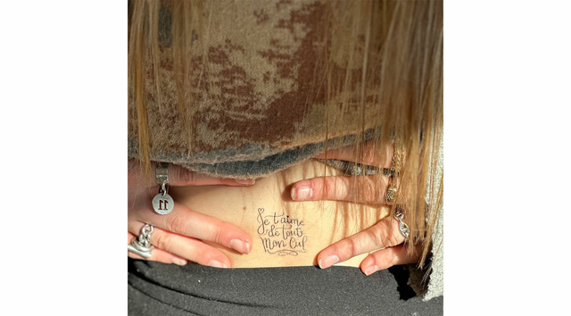 Tatouage "je t'aime de tout mon c.."