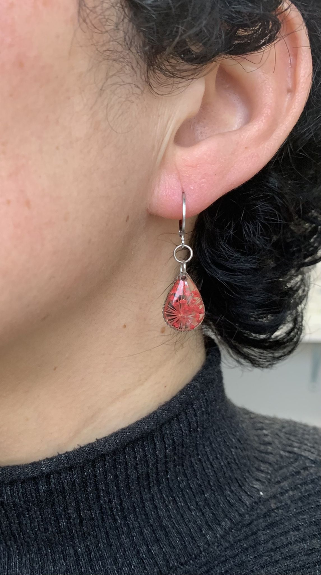 Rouges : boucles d'oreilles dormeuses (argentées)