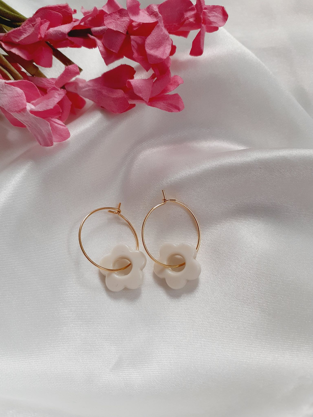 Boucles d'oreilles fleur blanche