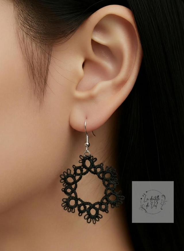 Boucles d'oreilles noires frivolité code 5