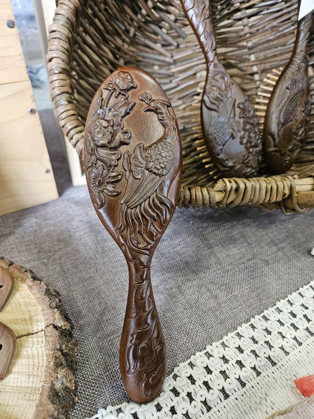 Brosse bois sculpté 