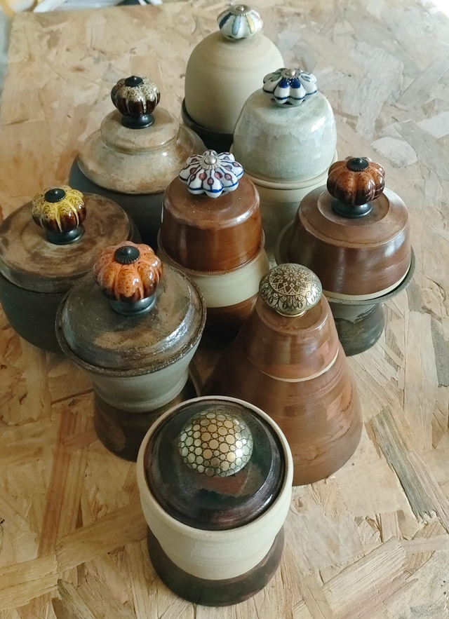 Grande boîte sculpturale en grès avec bouton en porcelaine – Pièce unique façonnée à la main