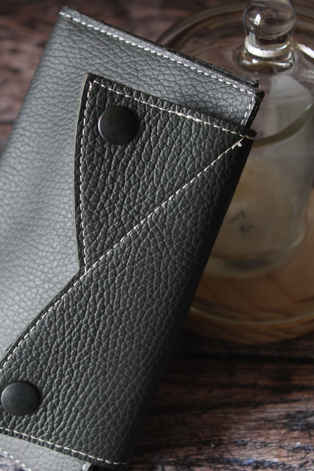 Portefeuille cuir vachette grainé gris couture apparente fil blanc