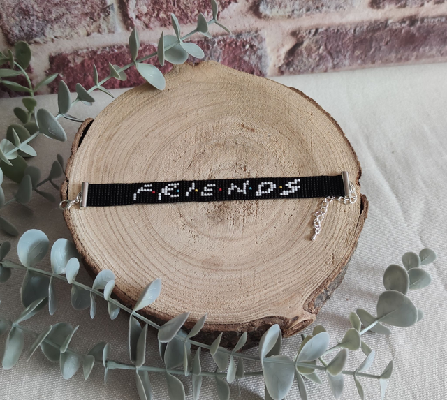 Bracelet noir série télévisée