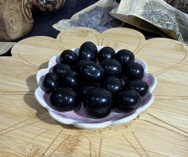 Obsidian tumble stone