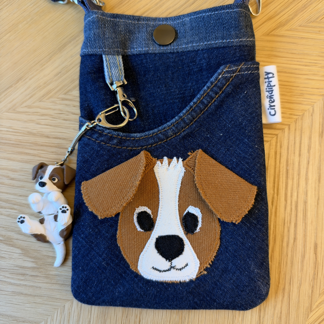 Biscuit phone pouch 