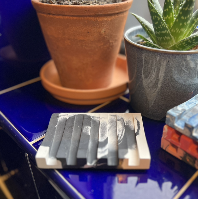 Soap dish - grooved - black and white