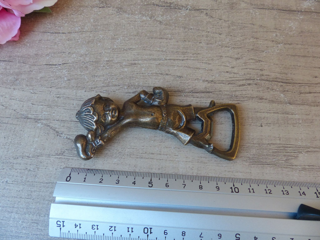 Décapsuleur vintage en laiton – Petit boxeur style Gavroche gravé – Ouvre-bouteille pour bar, bistrot restaurant – Cadeau sportif décoration