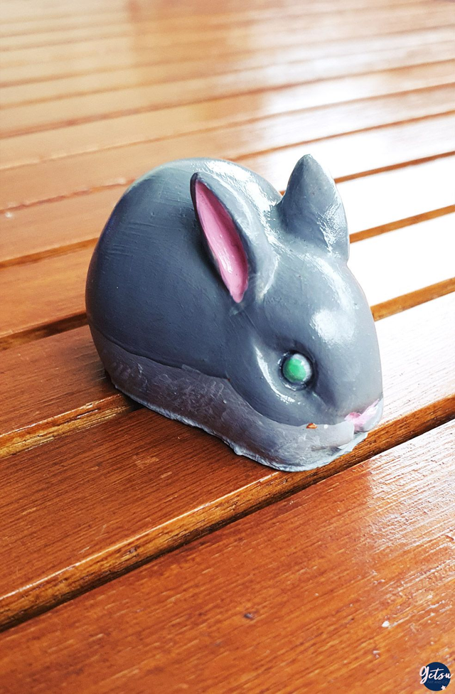 Figurine lapin peinte grise