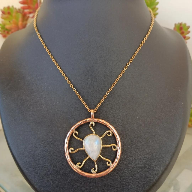 Pendentif roue médecine avec pierre de lune 